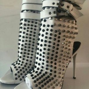 🚫SOLD🚫White studded booties